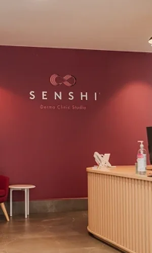Recepción moderna y elegante de Senshi Derma Clinic en Polanco CDMX