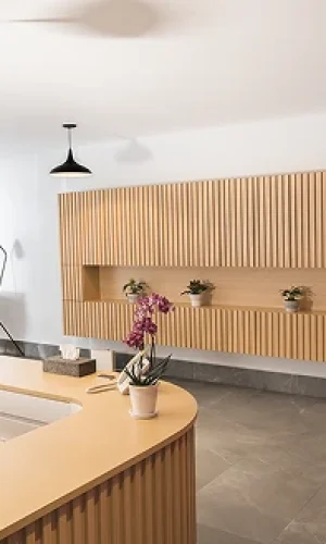 Recepción moderna y elegante de Senshi Derma Clinic en Polanco CDMX